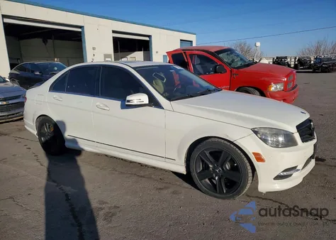 2011 Mercedes-Benz C 300 z USA, uszkodzony, nr VIN WDDGF5EB5BR162277